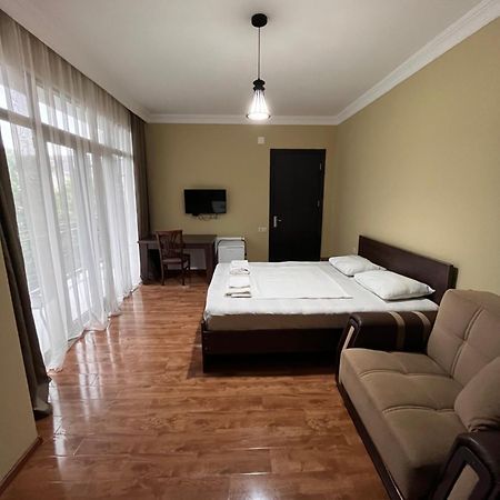 Guest House Madonna Кобулети Екстериор снимка