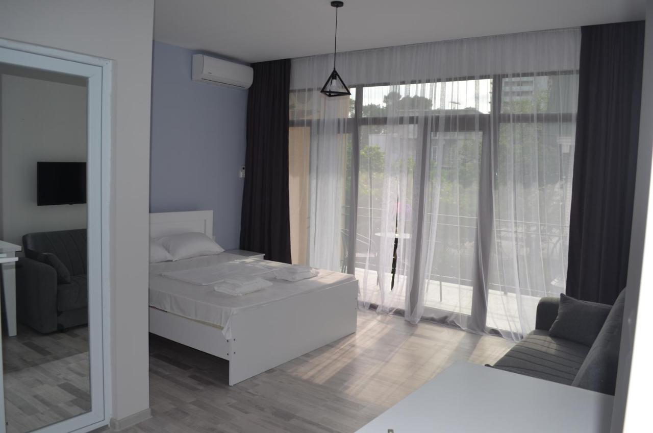 Guest House Madonna Кобулети Екстериор снимка