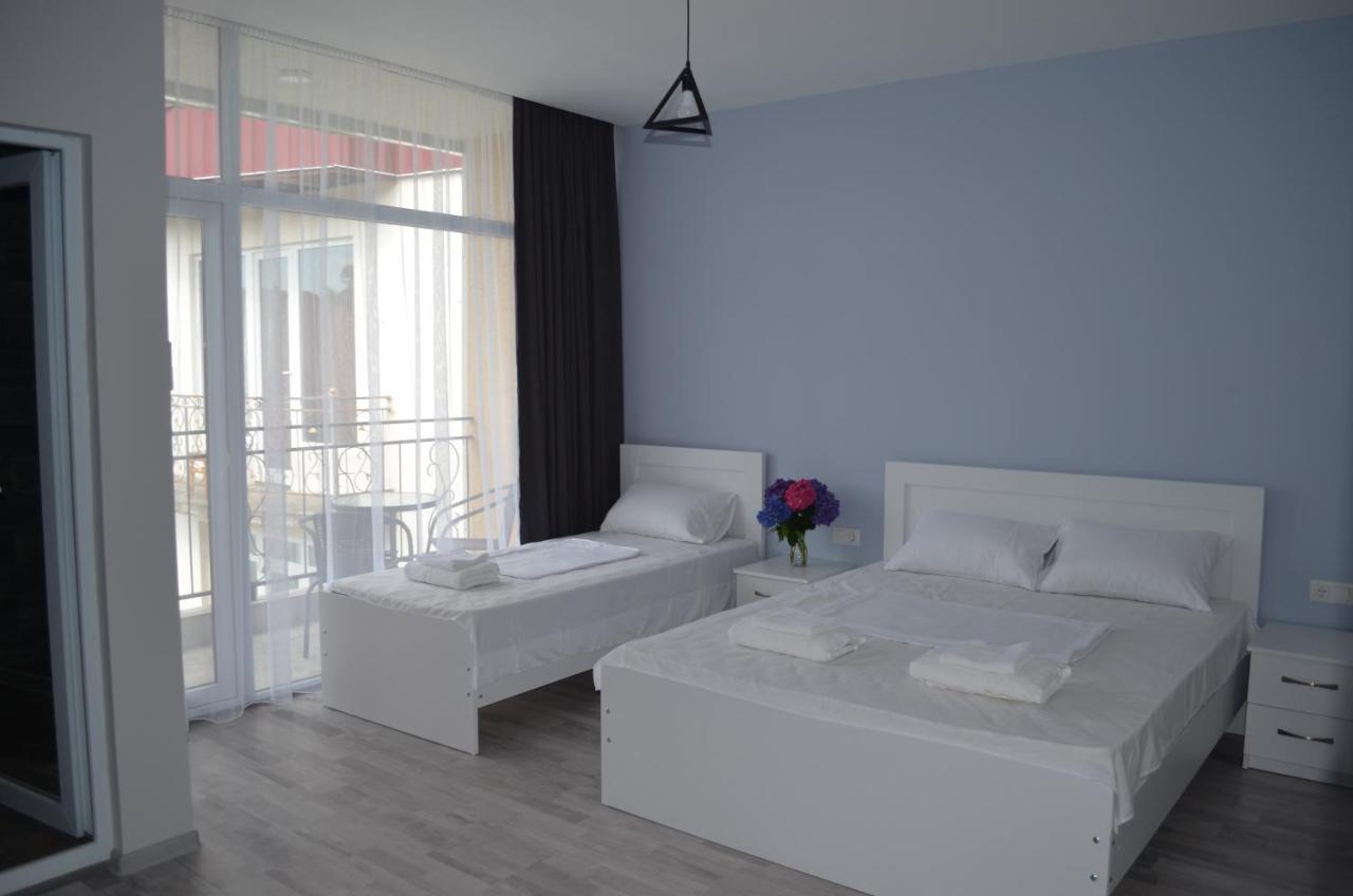Guest House Madonna Кобулети Екстериор снимка