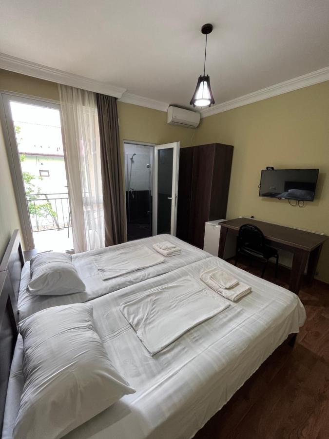 Guest House Madonna Кобулети Екстериор снимка