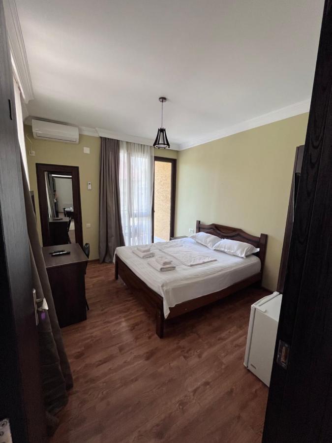 Guest House Madonna Кобулети Екстериор снимка