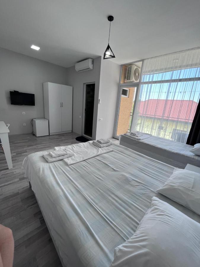 Guest House Madonna Кобулети Екстериор снимка