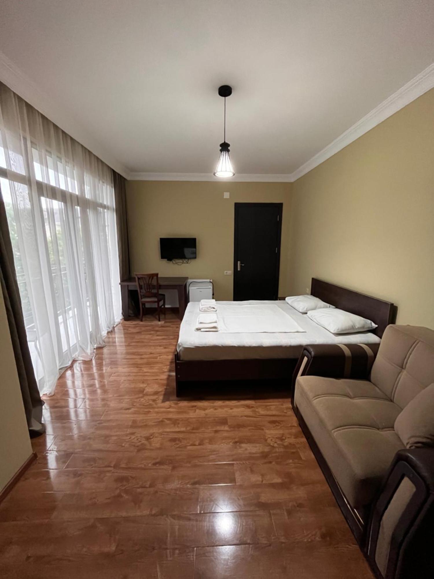 Guest House Madonna Кобулети Екстериор снимка