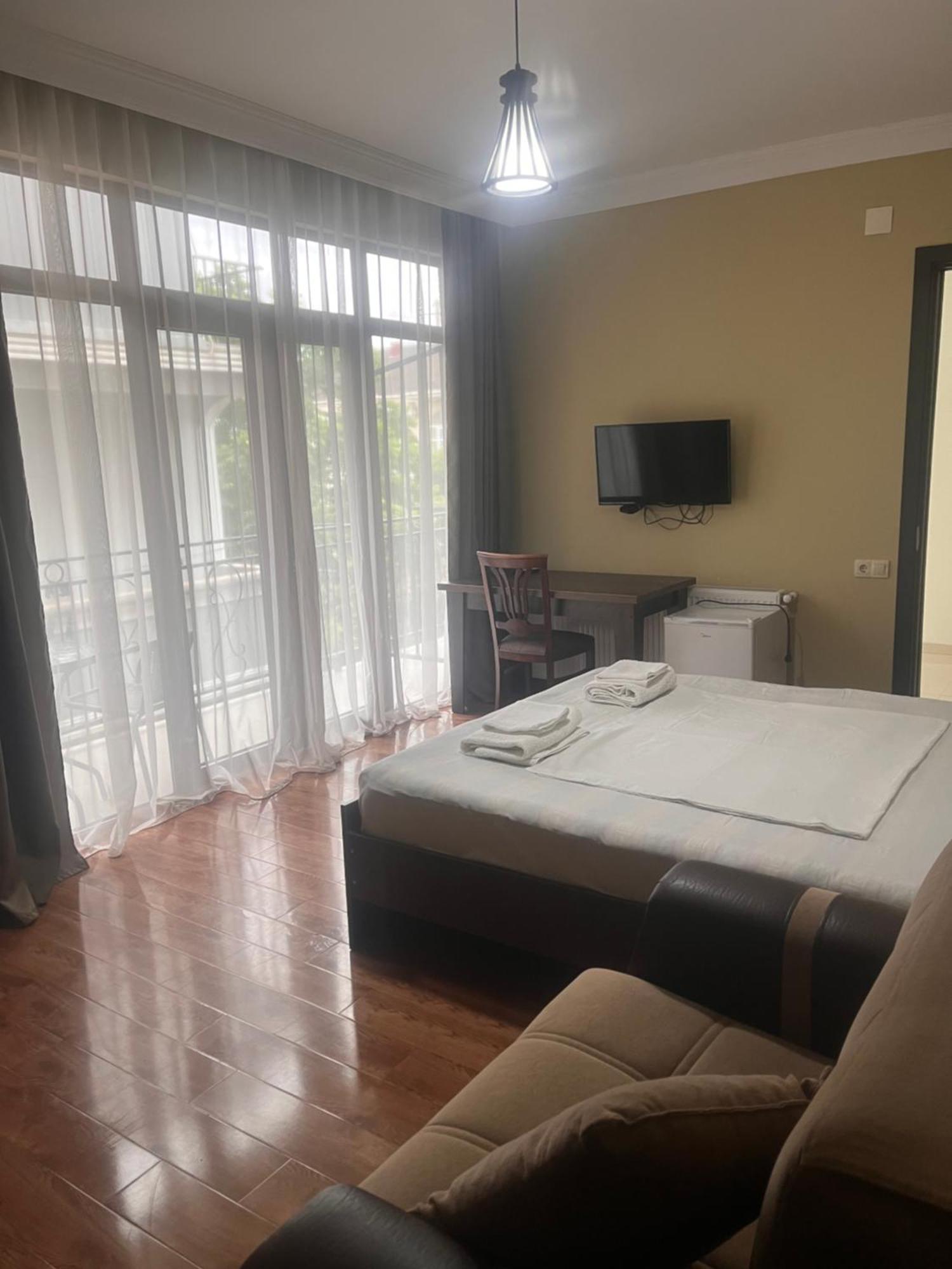 Guest House Madonna Кобулети Екстериор снимка