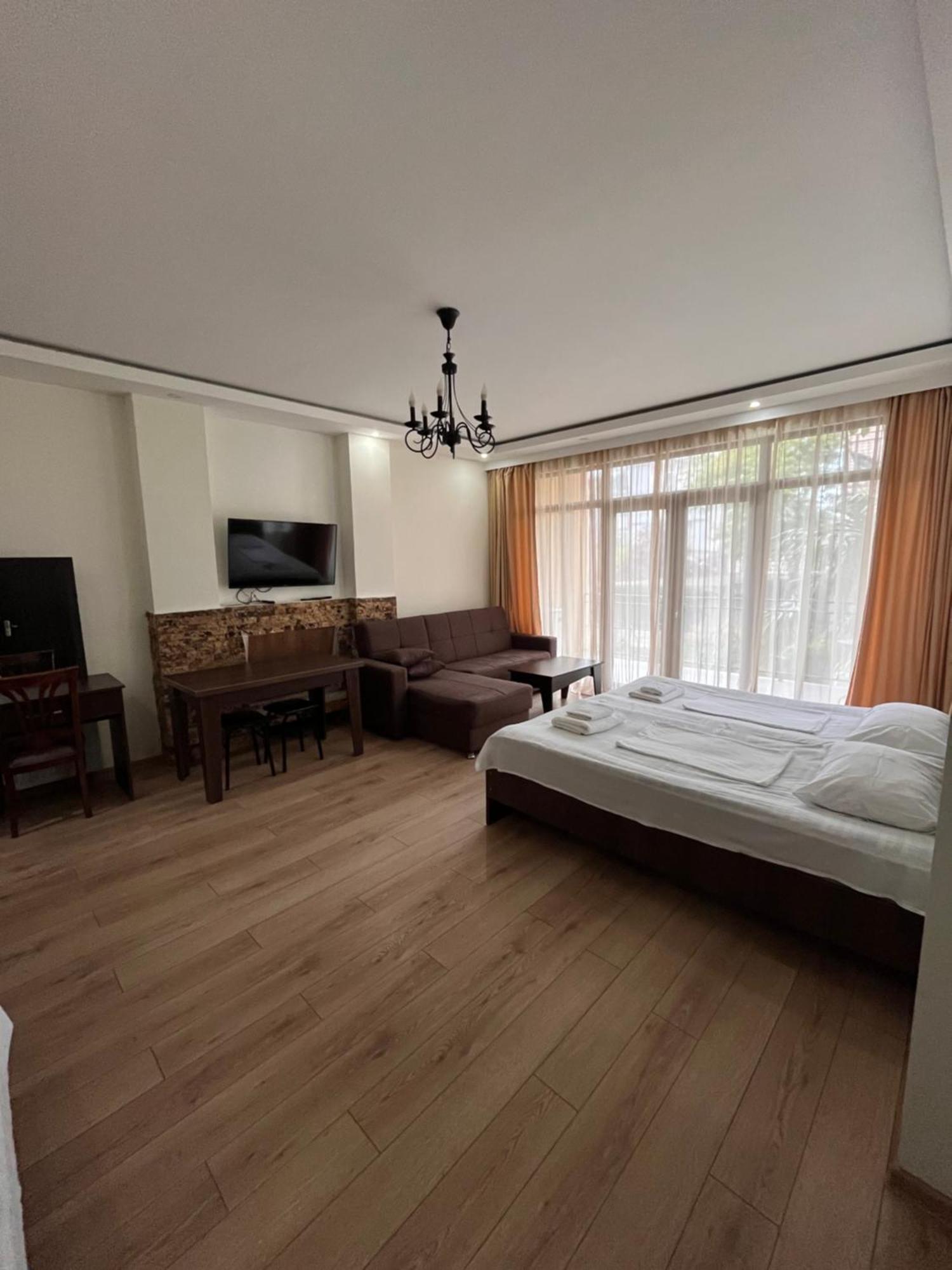 Guest House Madonna Кобулети Екстериор снимка