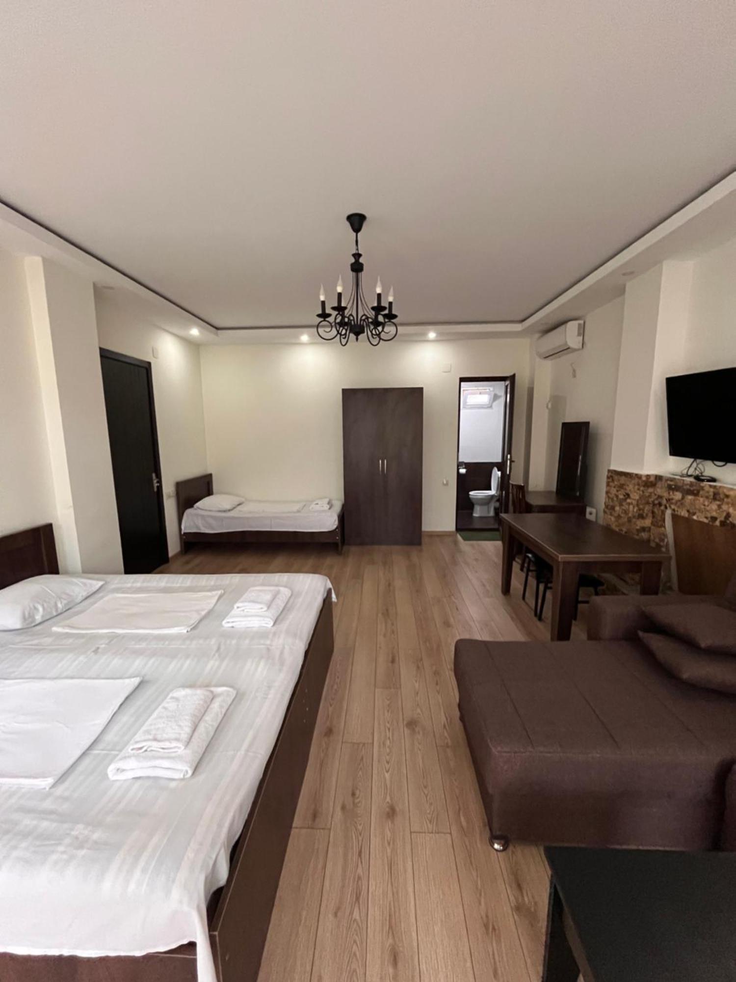 Guest House Madonna Кобулети Екстериор снимка